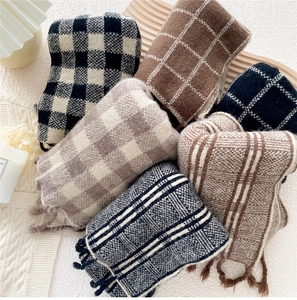 Mise à plat de diverses écharpes à carreaux et franges avec accessoires d'hiver