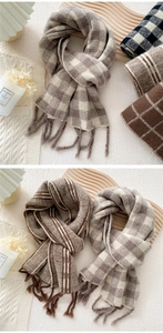 Détail de foulards à carreaux doux avec glands faits main et texture moelleuse en cachemire
