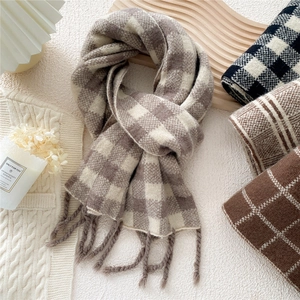 Écharpe à carreaux tricotée avec pompons beige et mocha pour l'hiver, texture douce