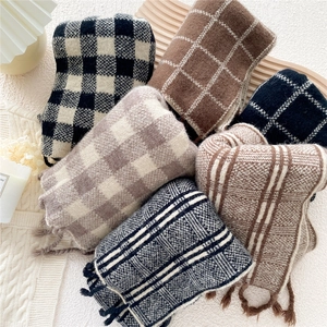 Diverses écharpes à carreaux d'hiver avec motifs classiques et franges sur maille douce