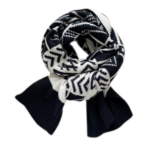 Double-sided black and white knitted scarf with geometric patterns and ribbed edges