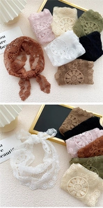 Vue détaillée de foulards triangles en dentelle multicolore aux motifs floraux ajourés