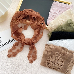 Foulard triangulaire élégant en dentelle florale avec broderie et bordure festonnée