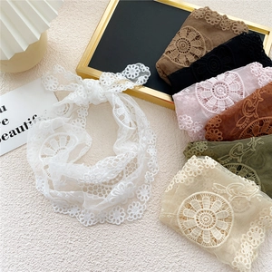 Écharpe triangle en dentelle florale en sept couleurs avec broderie évidée chic