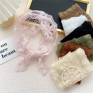 Foulard triangle en dentelle florale pour cheveux et cou en plusieurs couleurs