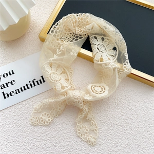 Élégant foulard triangle en dentelle florale blanc cassé avec broderie ajourée chic