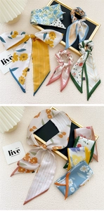Detail van bloemen zijden haarsjaals en scrunchies in diverse prints op elegante display