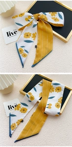 Detailopname van de zijden bloemensjaal en elegant lint voor haarstyling voor dames