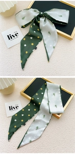 Detail van zijden sjaal met bloemen en stippen en dubbelzijdige groen-beige prints