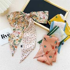 Franse bloemen zijden sjaal set en haarwokkel met vintage vogel- en polkadots-print