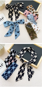 Détail de foulards étroits aspect soie avec imprimés léopard et fleurs sur fond beige