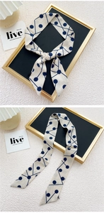 Détail du foulard twilly géométrique à pois en beige et bleu marine aspect soie