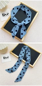 Détail d'un foulard étroit bleu clair à pois pour accessoire de sac à main ou bandeau
