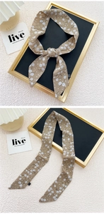 Détail d'un foulard en soie kaki avec imprimé pissenlit et pois sur mousseline légère