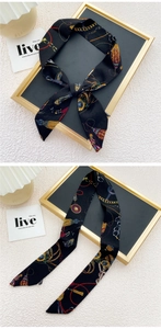Vue détaillée d'un foulard étroit noir Twilly avec imprimé chaîne dorée et glands