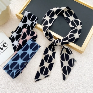 Collection de foulards étroits à pois pour cheveux et sacs en trois couleurs