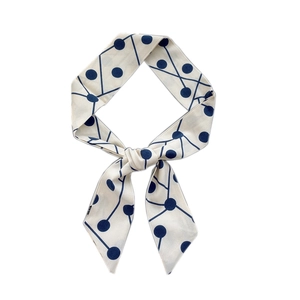 Foulard étroit en soie à motif géométrique à pois noué en nœud sur fond blanc