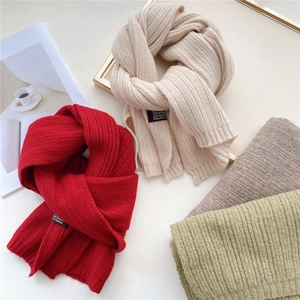 Solid knit scarf with vertical ribbed texture and logo patch for winter warmth