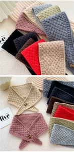 Detailed view of the thick knit texture and amber resin button on the neck warmer