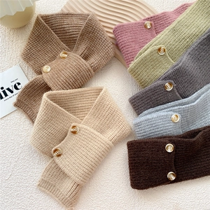 Button-up knitted short scarf for women in seven colors with textured wood decor