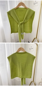 Detail view of grass green knitted cashmere shawl with ribbed edges and elegant front knot