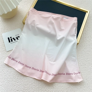 Détail du masque solaire en soie glacée dégradé rose avec logo Doria Dore imprimé