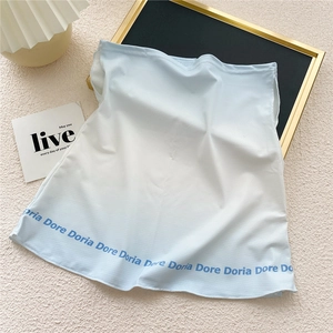Détail du tissu en soie glacée respirante avec imprimés de lettres bleues sur masque frais