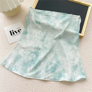 Gros plan du tissu en soie glacée tie-dye vert menthe pour masque solaire respirant