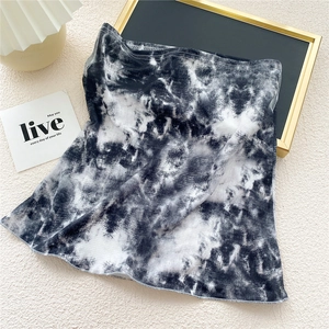 Détail du masque de protection solaire en soie glacée respirante avec motif tie-dye noir et blanc