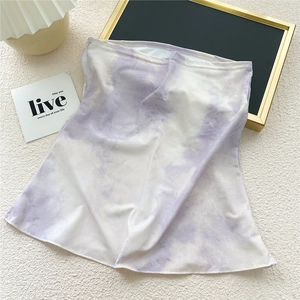 Détail du tissu en soie glacée tie-dye violet montrant la texture respirante du masque
