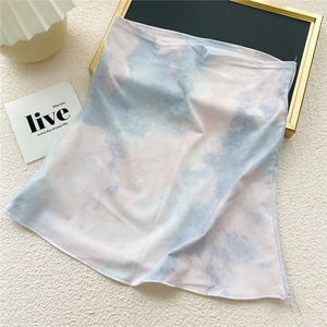 Détail du tissu en soie glacée dégradé rose et bleu avec coutures lisses pour le cou