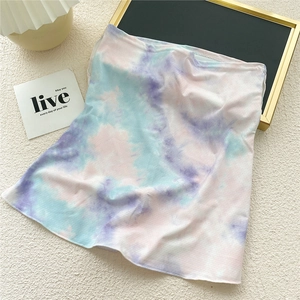 Gros plan sur le tissu en soie glacée respirante avec texture tie-dye rose et bleu