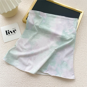 Détail du masque de protection solaire en soie glacée respirante avec motif tie-dye pastel