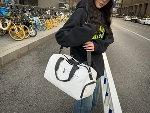 Détail du sac de sport en tissu oxford blanc avec sangles noires et poche zippée