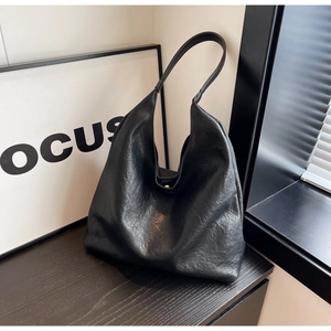 Détail du grand sac cabas noir avec texture en cuir PU plissé souple et chic