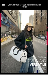 Détail du sac de voyage en tissu Oxford blanc avec sangles contrastées noires sur un mannequin