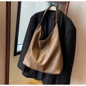 Détail du grand sac cabas hobo marron avec texture en cuir plissé au style vintage