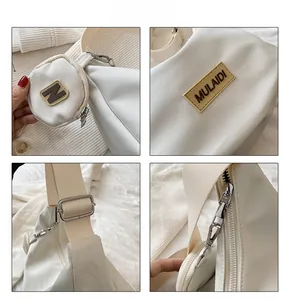 Détails du sac à bandoulière blanc avec logo métallique, zip et petit porte-monnaie rond
