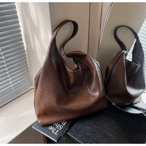 Grand sac hobo en similicuir marron avec texture plissée souple et longue poignée en détail