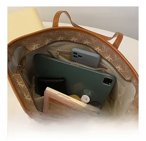 Intérieur spacieux d'un cabas vintage à motif cheval montrant de nombreux rangements et poche