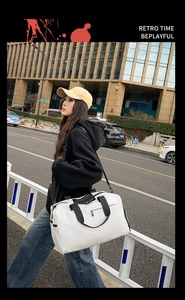 Femme portant un grand sac de voyage blanc en tissu Oxford dans une rue urbaine