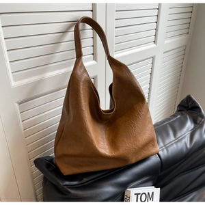 Détail du sac cabas marron vintage avec texture en cuir froissé naturel et souple