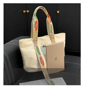 Détail de la capacité du sac fourre-tout en toile montrant de l'espace pour un iPad