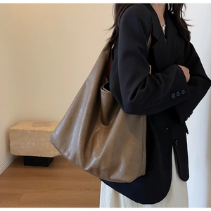Gros plan d'un grand sac cabas marron café avec texture de cuir froissé naturel