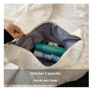 Vue intérieure du sac blanc montrant la grande capacité pour produits cosmétiques