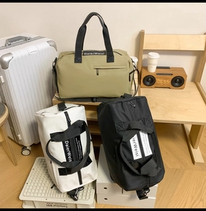 Vue détaillée des sacs de voyage en oxford kaki, blanc et noir avec poignées renforcées