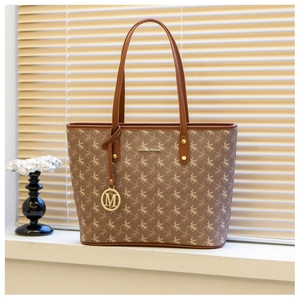 Détail d'un grand sac cabas marron vintage avec motif cheval et logo doré métallique