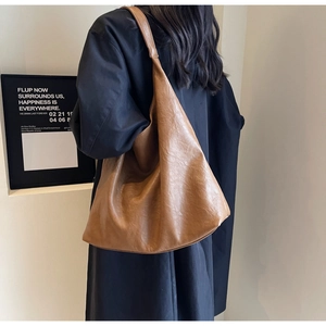 Détail du grand sac cabas en similicuir marron montrant sa texture souple et son volume