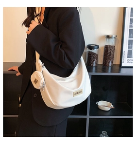Détail du sac bandoulière blanc en demi-lune avec petite pochette ronde et logo MULAIDI