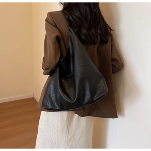 Gros plan sur le grand sac cabas noir en similicuir avec une texture plissée naturelle